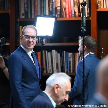 Alexander Dobrindt among cameras and lights
