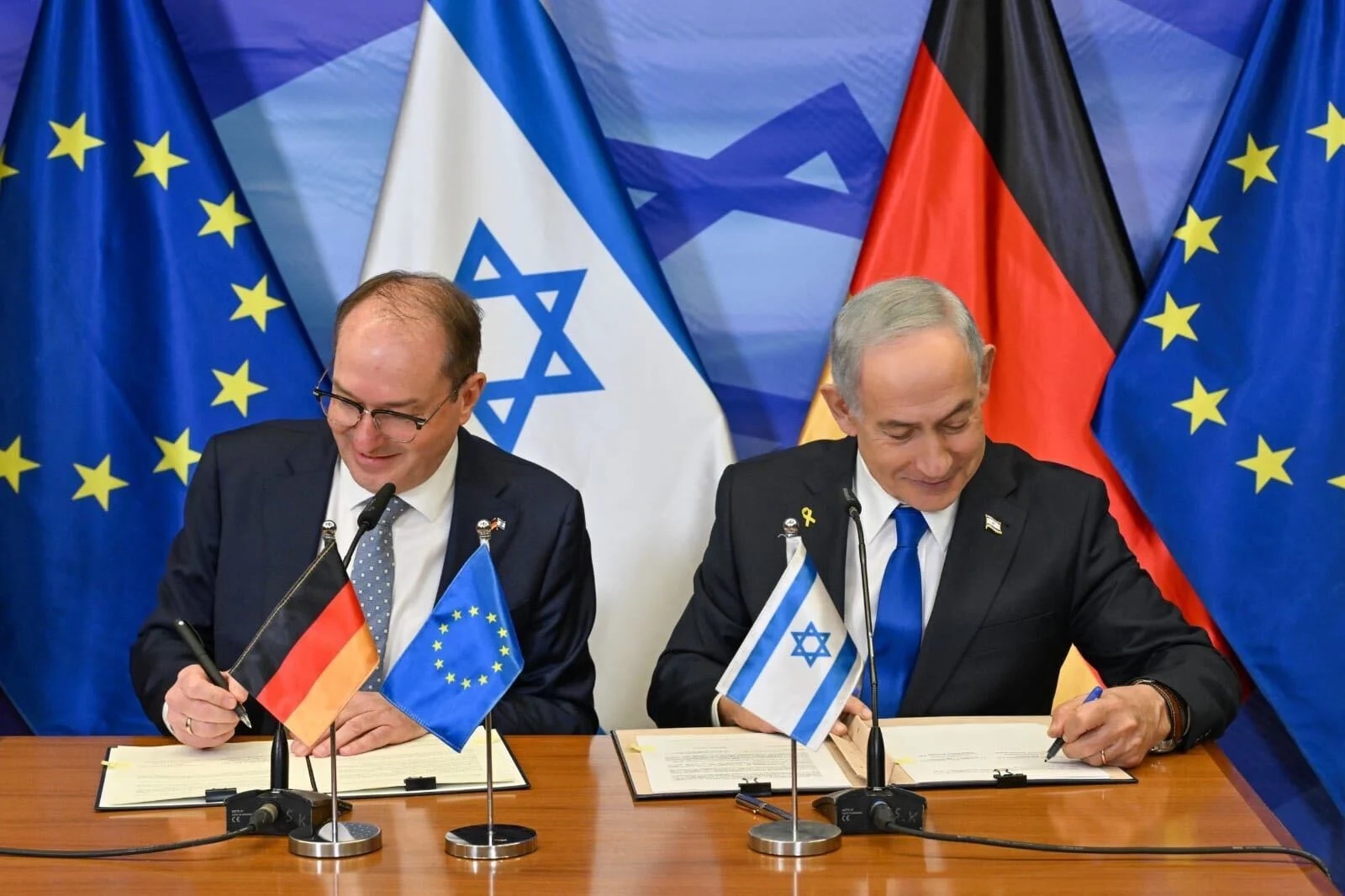 Alexander Dobrindt and Benjamin Netanyahu signing the cyber and security pact