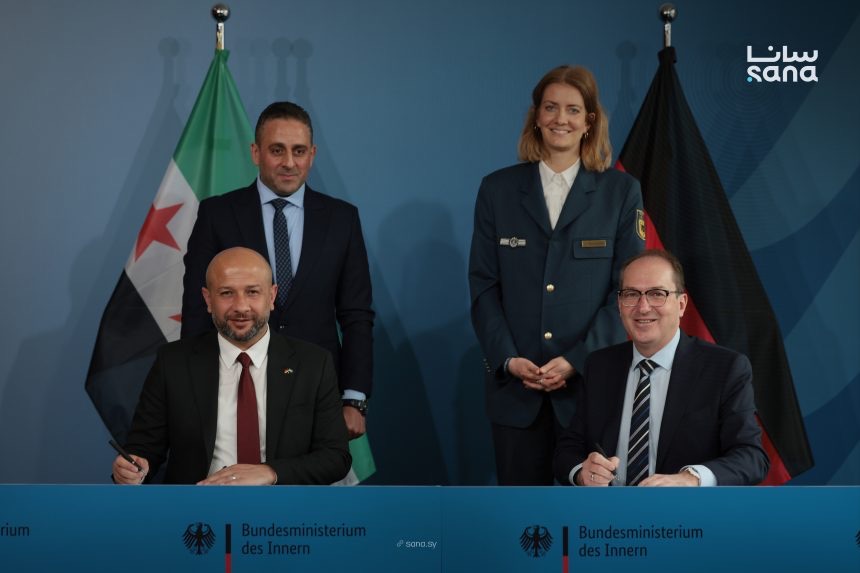 Alexander Dobrindt and Syria’s minister for emergencies Raed al-Saleh signing an agreement at the Federal Ministry of the Interior, with officials standing behind them